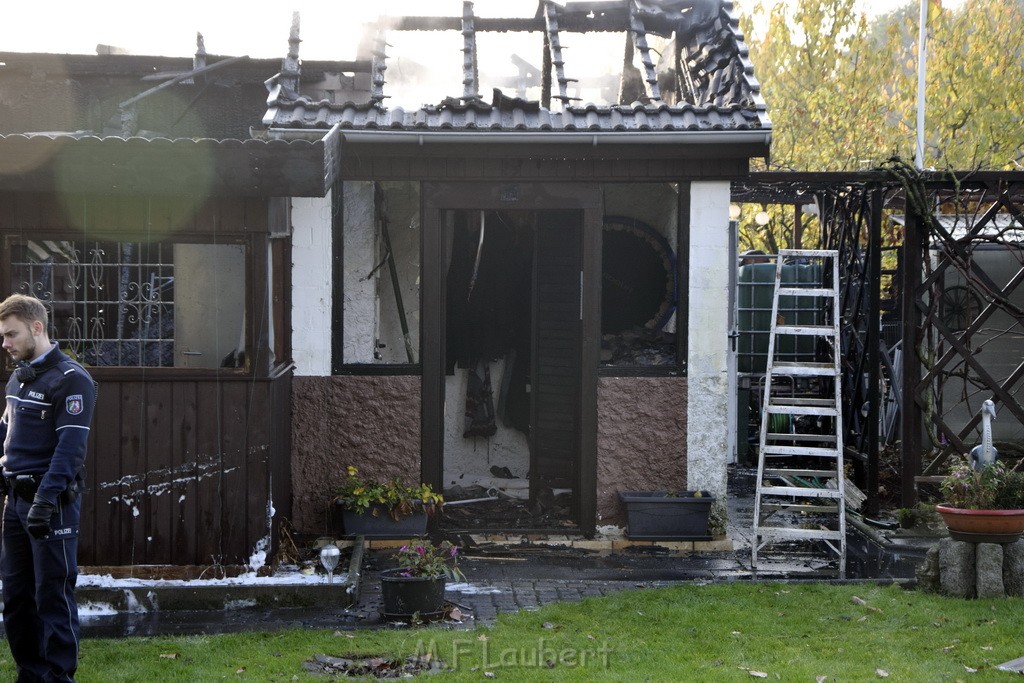 Feuer 1 brannten 3 Lauben Koeln Fuehlingen Kriegerhofstr P041.JPG - Miklos Laubert